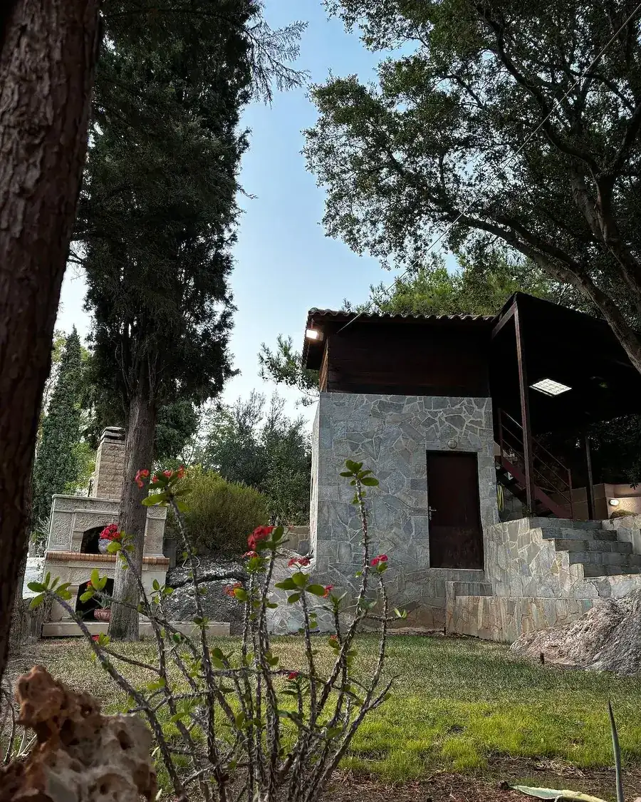 Πέτρινο κατάλυμα μέσα σε κήπο, Elis Studio.
